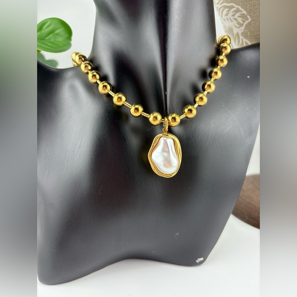 Gold Beaded Necklace with Irregular Pearl Pendant ✨ - Picture 6 of 8